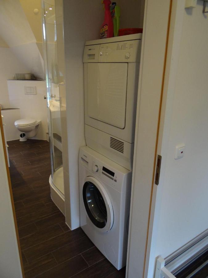 Ferienwohnung-Dg-Im-Reetdachhaus-Im-Ort-Welt Exterior photo
