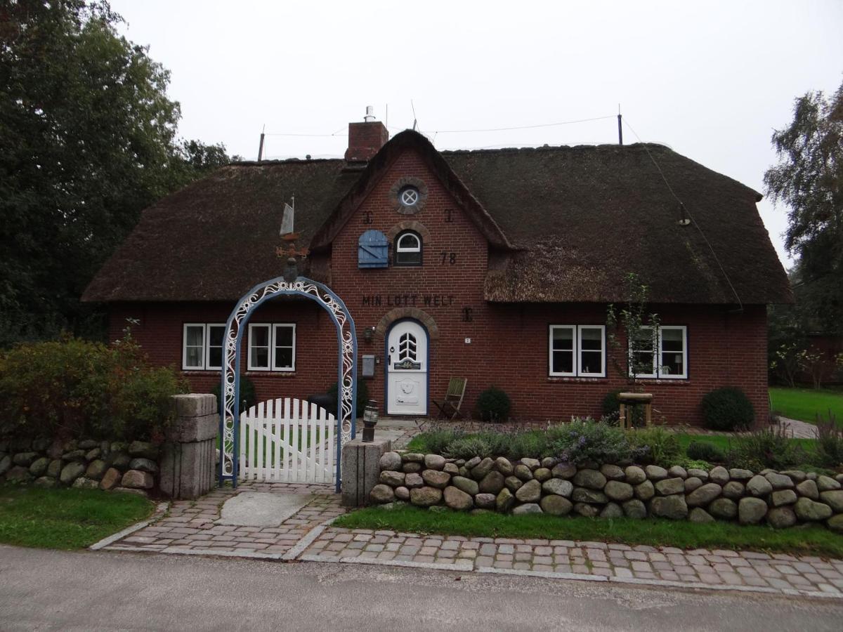 Ferienwohnung-Dg-Im-Reetdachhaus-Im-Ort-Welt Exterior photo