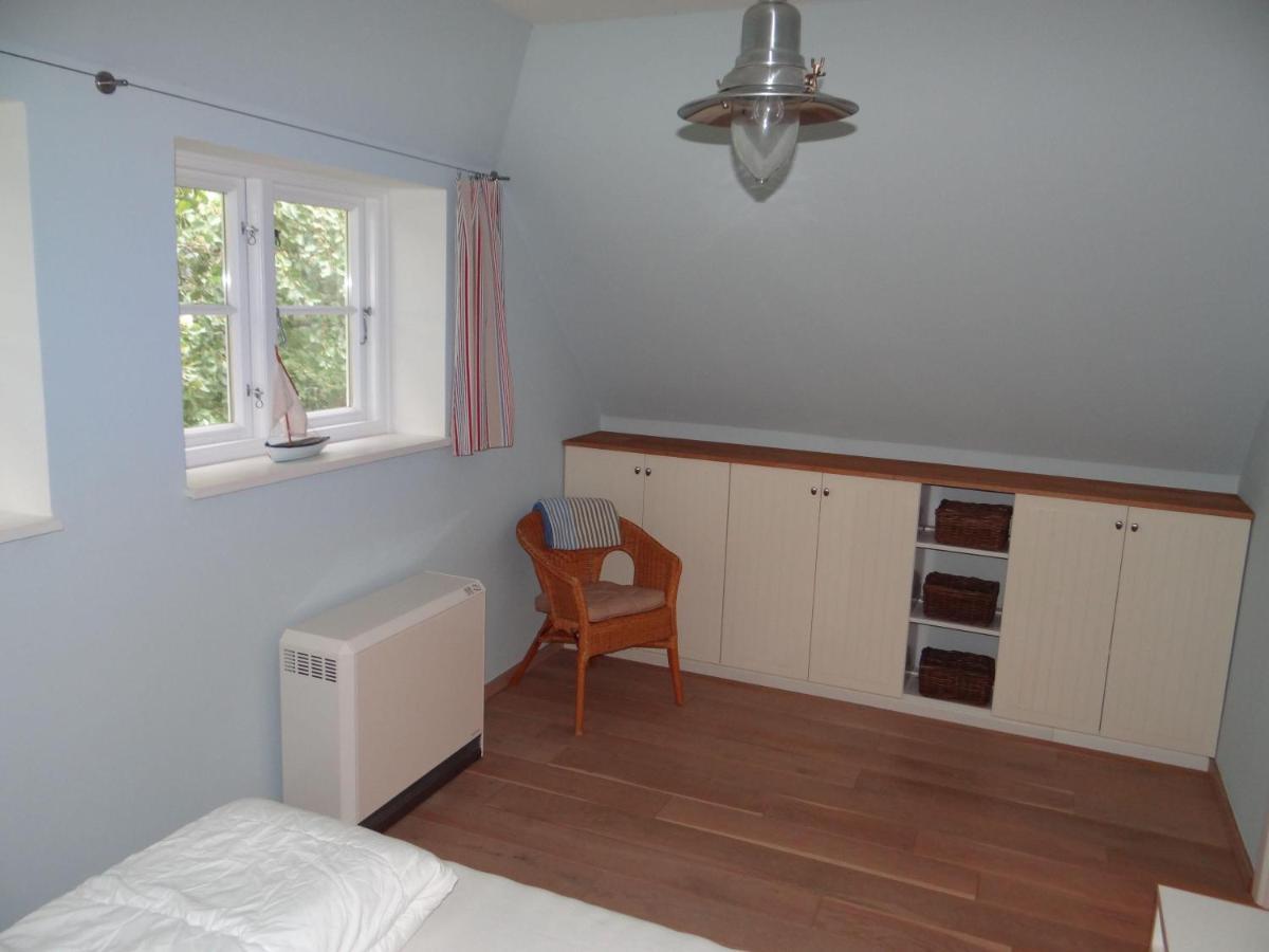 Ferienwohnung-Dg-Im-Reetdachhaus-Im-Ort-Welt Exterior photo