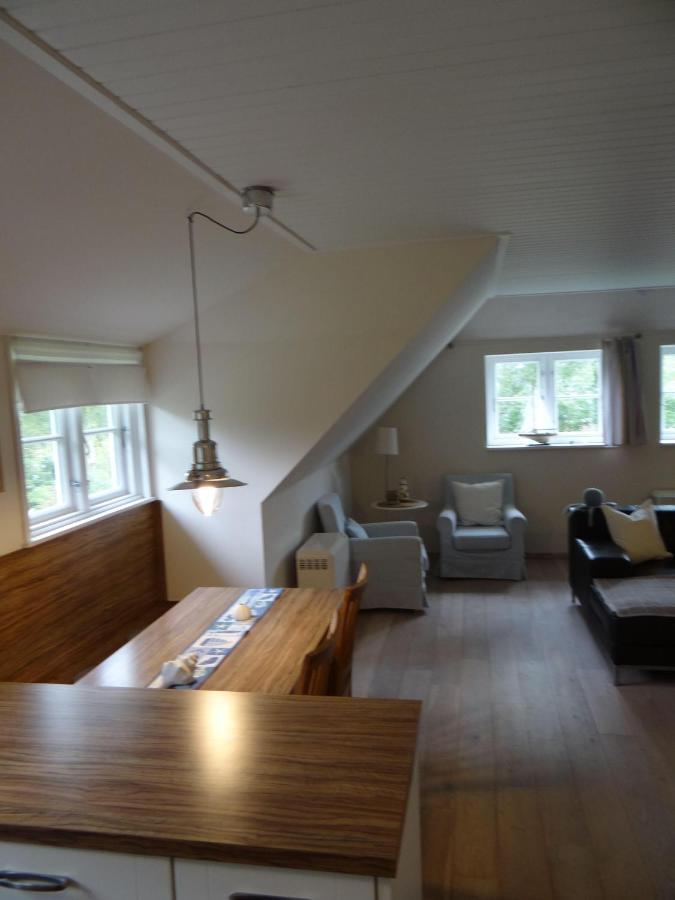 Ferienwohnung-Dg-Im-Reetdachhaus-Im-Ort-Welt Exterior photo