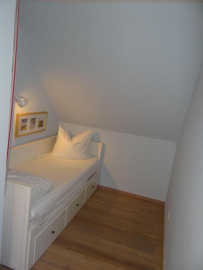 Ferienwohnung-Dg-Im-Reetdachhaus-Im-Ort-Welt Exterior photo