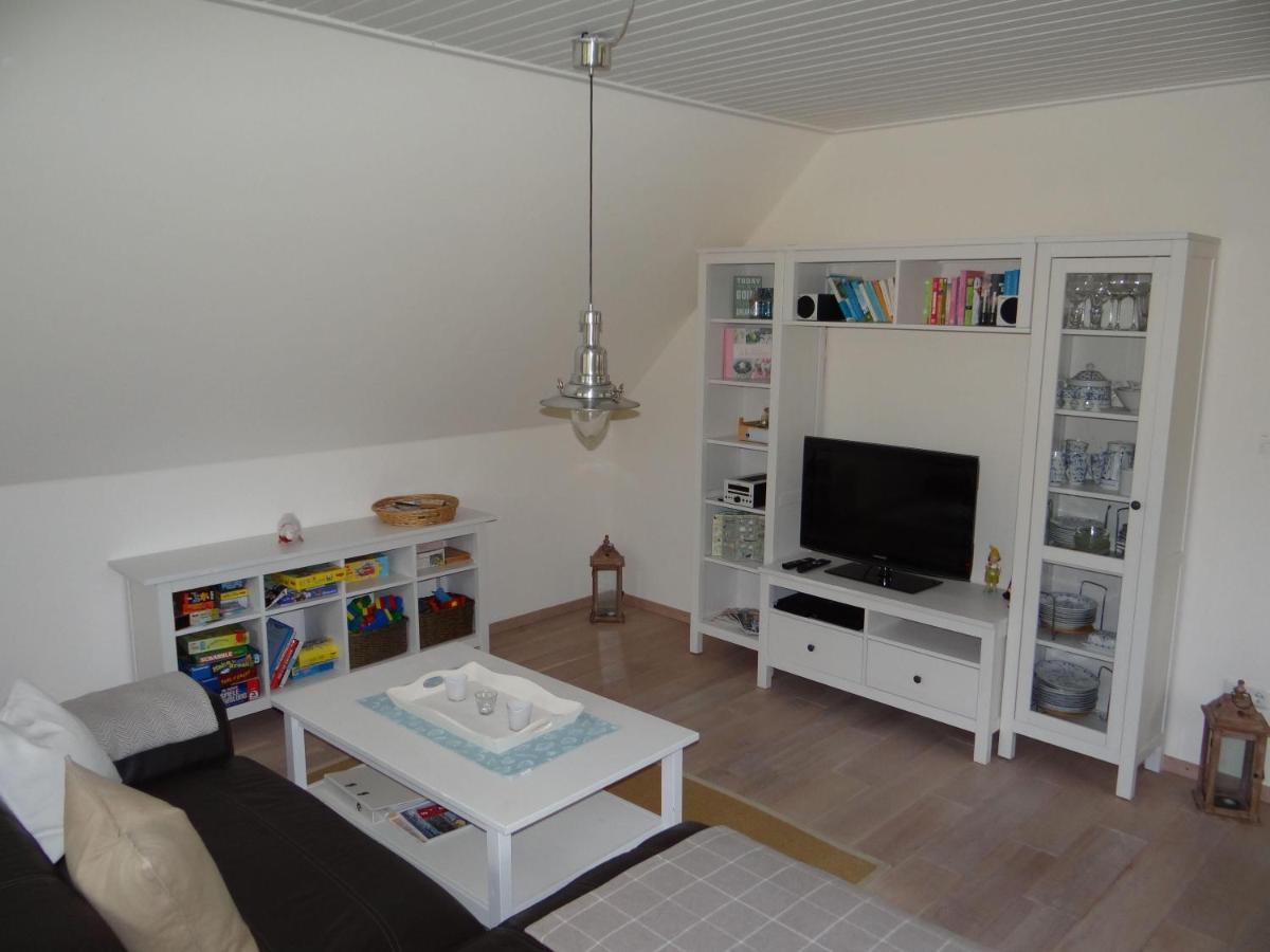 Ferienwohnung-Dg-Im-Reetdachhaus-Im-Ort-Welt Exterior photo