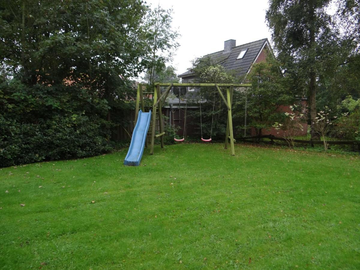 Ferienwohnung-Dg-Im-Reetdachhaus-Im-Ort-Welt Exterior photo