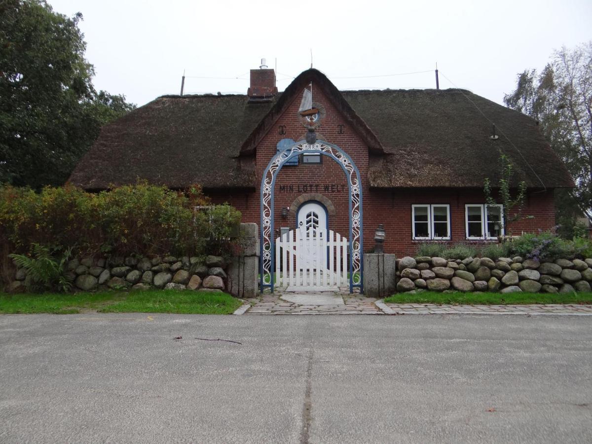 Ferienwohnung-Dg-Im-Reetdachhaus-Im-Ort-Welt Exterior photo